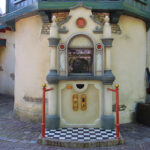 Smidje op Anton Pieckplein, maker van Pins