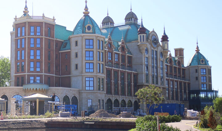 Efteling Grand Hotel vanuit de Eftelingboulevard